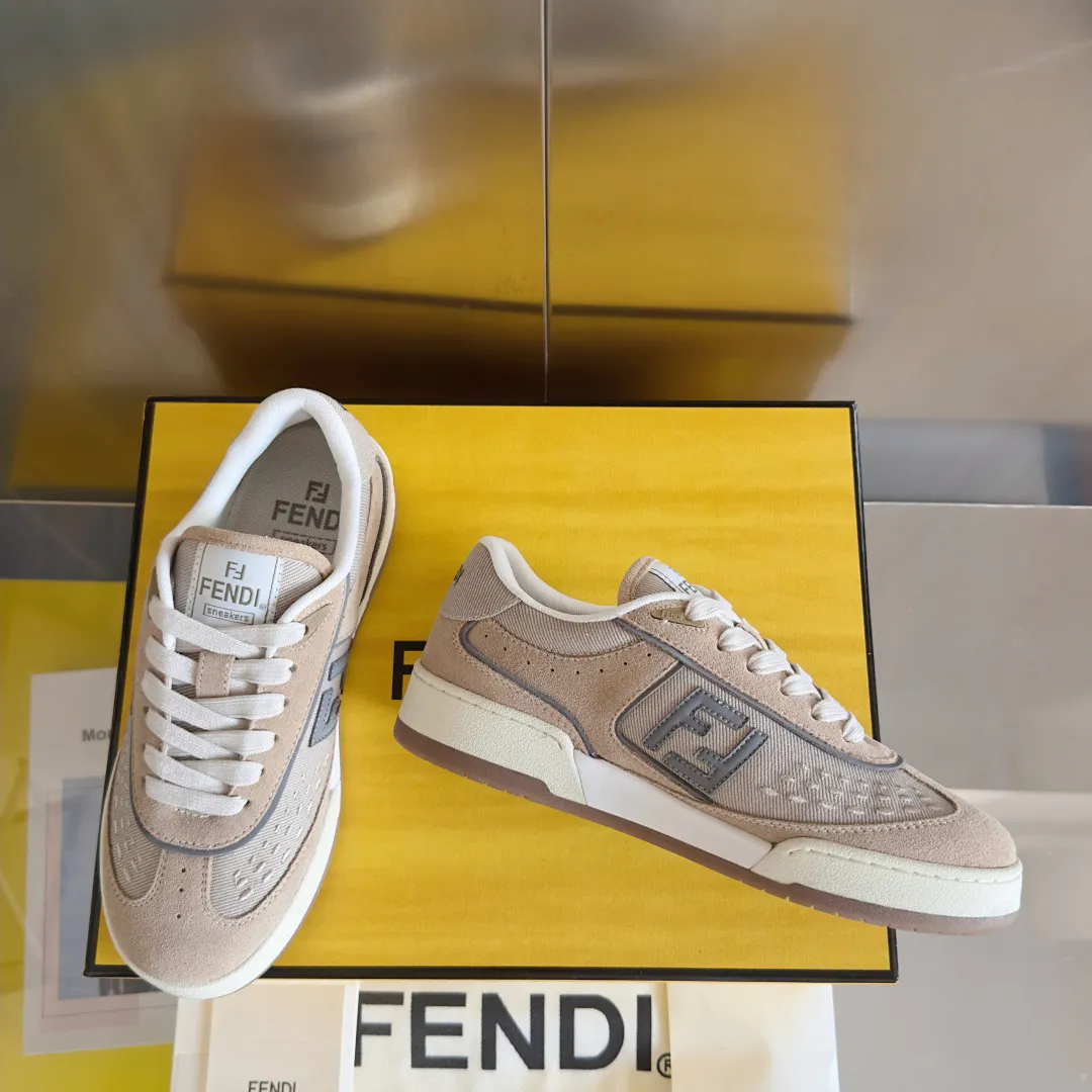 [FENDI] Top P: 720💰 Couple model ▪️ Size: Women's model 35-41 / Men's model 39-45 Top version: Fendi Fendi match series Couple model, film, casual sports shoes, sneakers, original purchase, development and production of these FENDI Match lace-up sports shoes. Small perforations accent the upper. Made of white leather with beige suede details. Matcha green leather FF applique. Rubber sole with FENDI lettering on the side. Comes with exquisite packaging at the counter🛍📦 ▪️ Fabric: Original custom imported first-layer cowhide ▪️ Lining: Imported custom breathable mesh ▪️ Sole: Original molded TPU two-color combination sole ▪️ Sole thickness: 3CM.